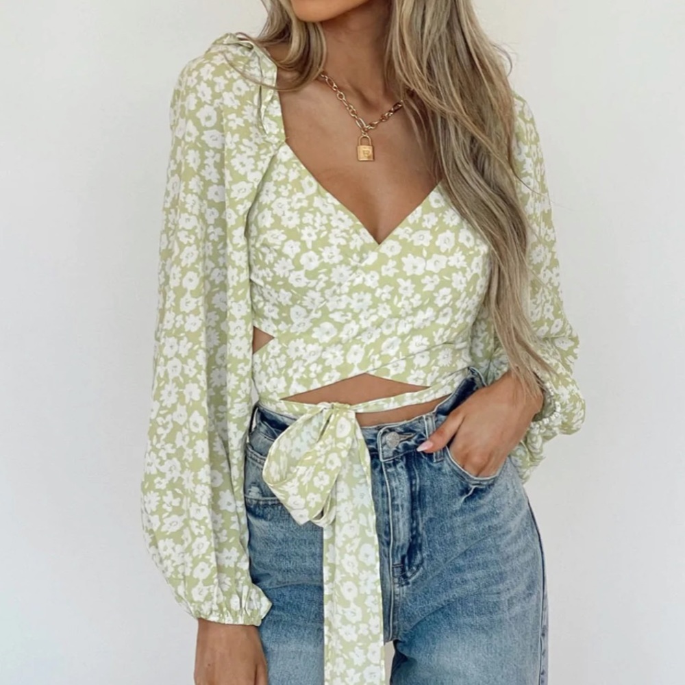 NWT VESTIQUE FLORAL WRAP TOP - SIZE M